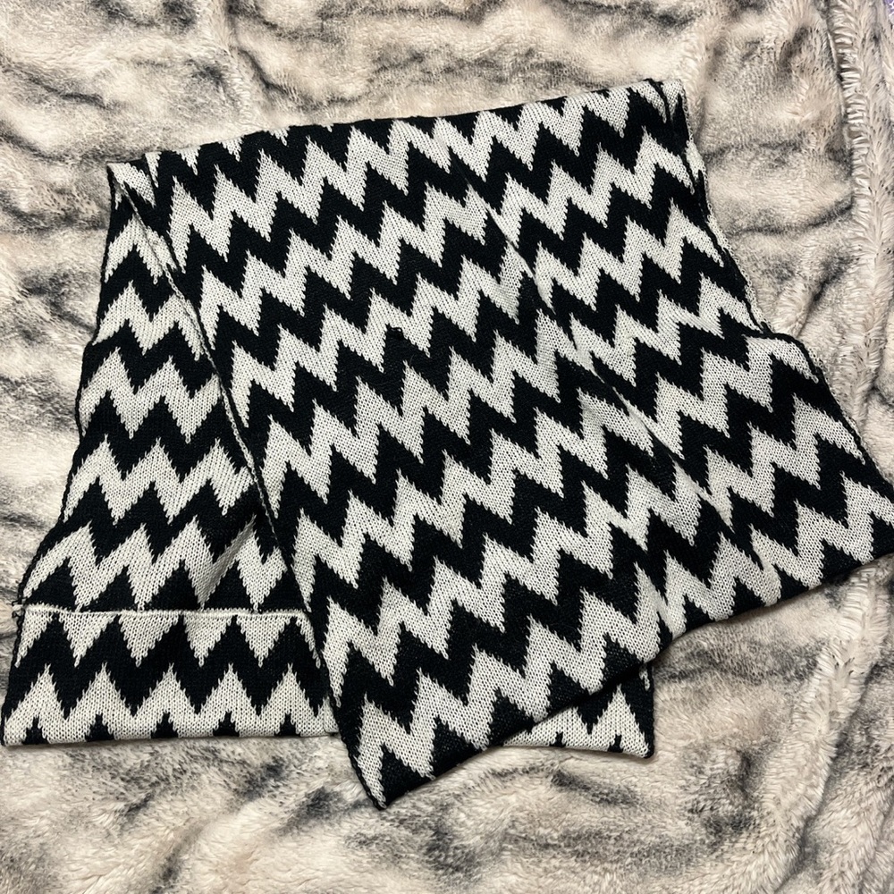 Black and white scarf